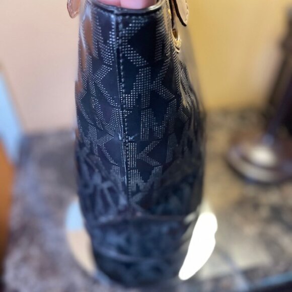 MICHAEL KORS, EUC PATENT LEATHER HANDBAG AND WALLET - Picture 4 of 9